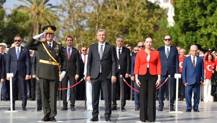 Zafer Bayramı törenine Antalya’da vatandaşlar ve turistler de eşlik etti