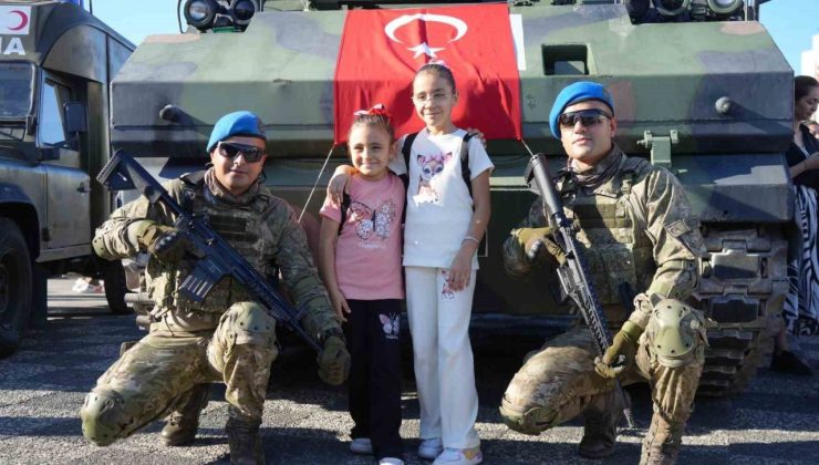 Zırhlı askeri ambulanslar ilgi odağı oldu