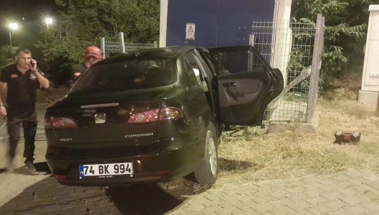 Zonguldak’ta kontrolden çıkan otomobil trafoya çarptı