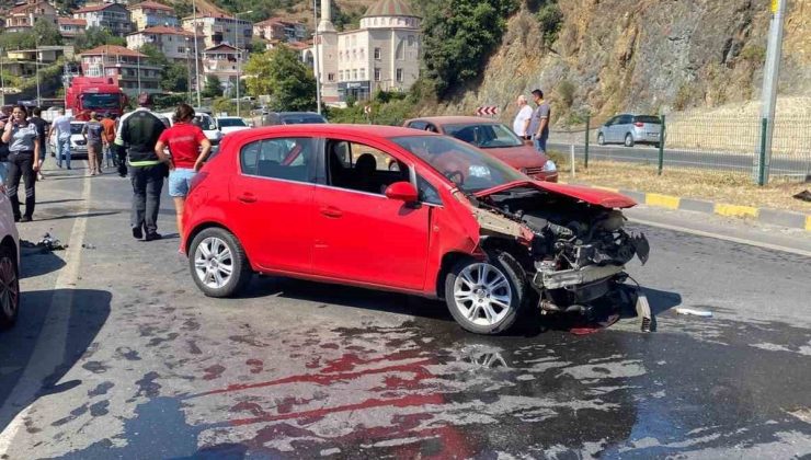 Zonguldak’ta zincirleme trafik kazasında 5 araç birbirine girdi