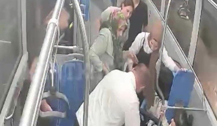 Nefes alamayan çocuğu otobüs şoförü hayata döndürdü