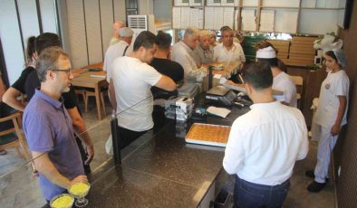 Öğrencilerin uygun fiyata ürettiği baklava için sıraya giriyorlar