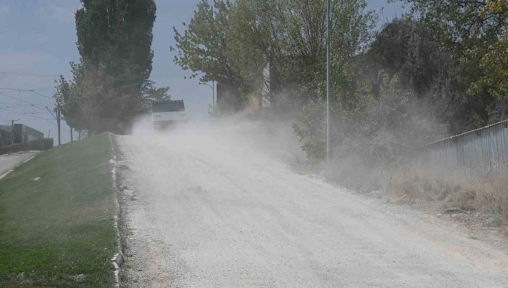 (ÖZEL) Baksan’daki alt yapı çalışmaları sonrası yollar toz duman