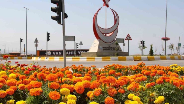 Sahil yolunda geniş kapsamlı peyzaj çalışması yürütüyor
